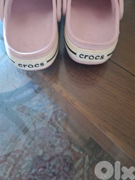 crocs pink and black 5