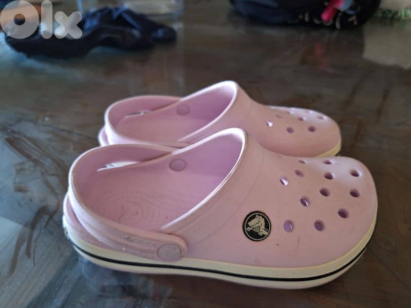 crocs pink and black 6