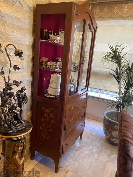 antique vitrine 1