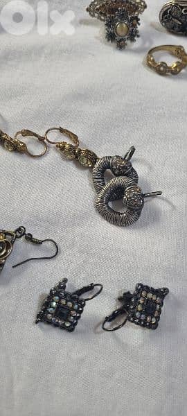 23 pieces of Faux bijou bargain price  60 10