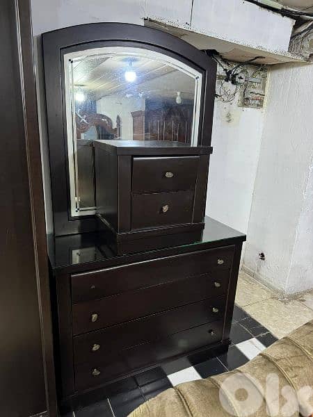 شفنيرة مع مرايا وكمود صغيرة وبكس جوارير كتير مرتبين 0