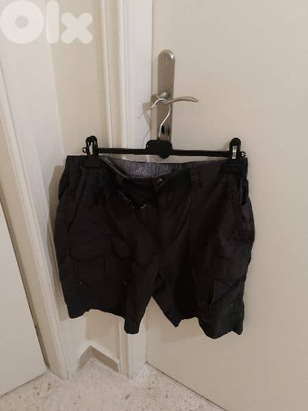 شورت للبيع رجالي ماركة Crote&Barrow قياس 36 السعر 6$ 1