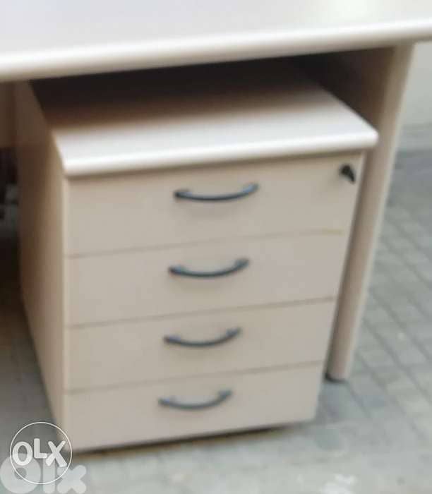 مكتب مع لوح زجاج 1