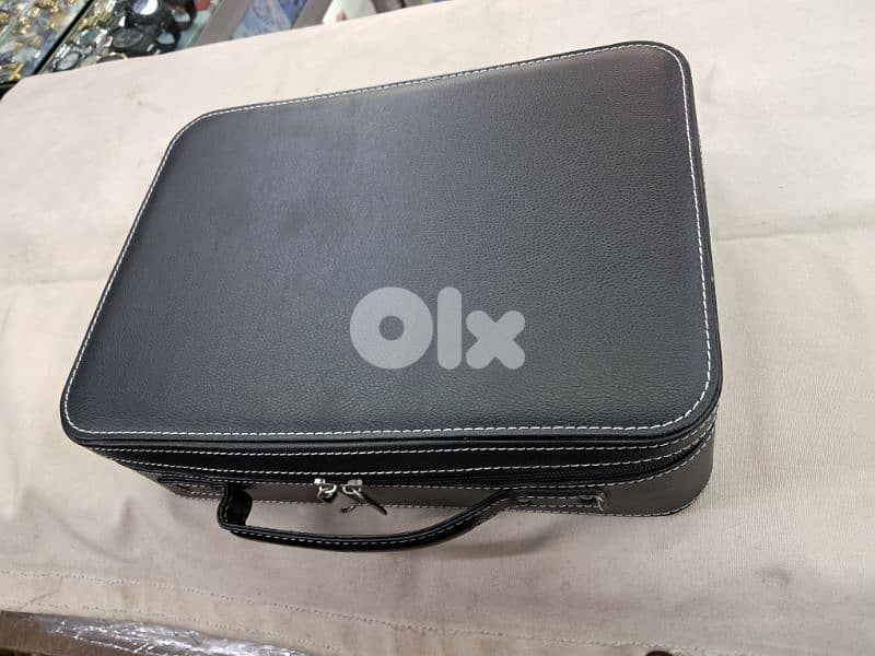 للساعات شنطة لعرض او لحفظ الساعات 03032462 8