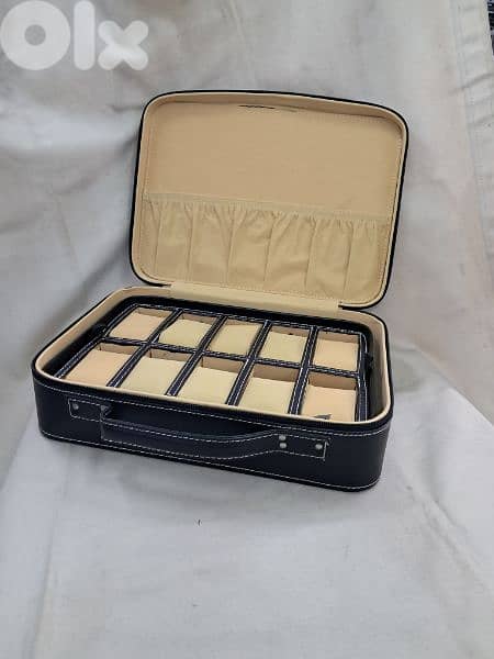 للساعات شنطة لعرض او لحفظ الساعات 03032462 9