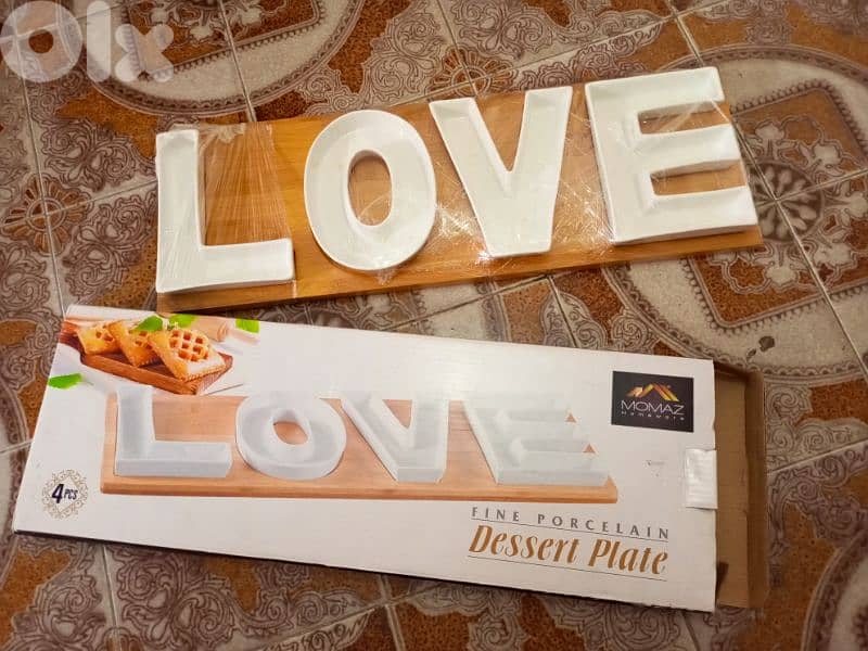 4 صحون زجاج على شكل كلمة Love 0