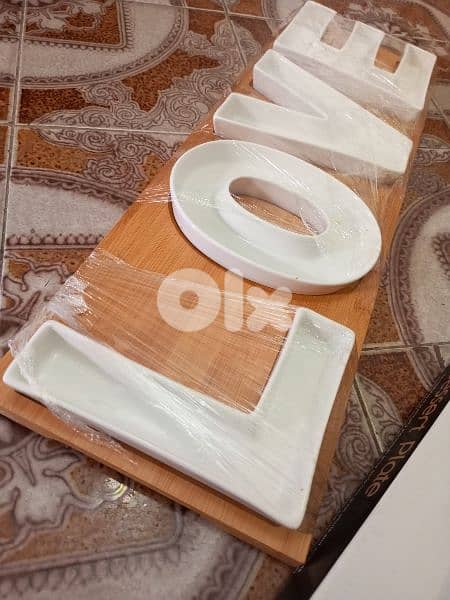 4 صحون زجاج على شكل كلمة Love 4