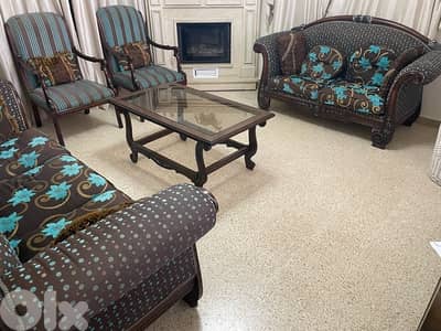 Living Room Sofas And Table