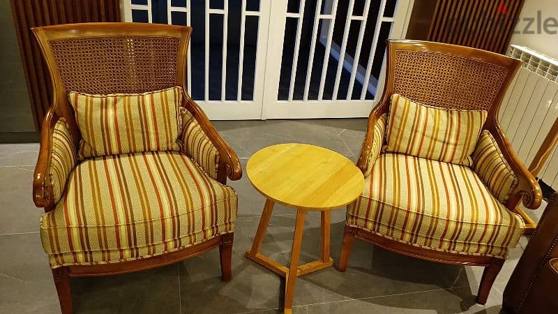 2 chairs 1 side table 0