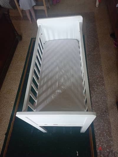 bed used white