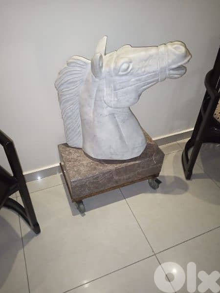 Marble Horse Head Statue, تمثال رأس الحصان الرخامي 0