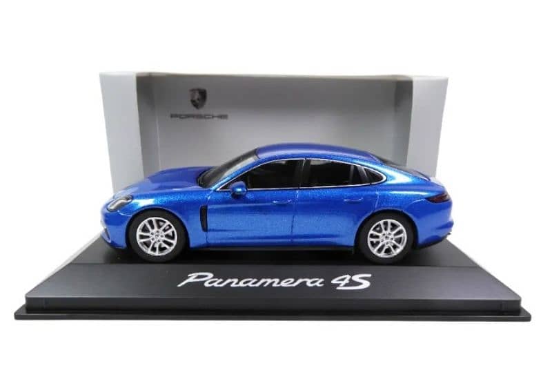 Porsche Panamera 4S diecast car model 1;43. 1