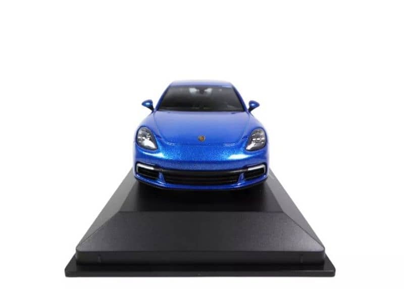 Porsche Panamera 4S diecast car model 1;43. 4