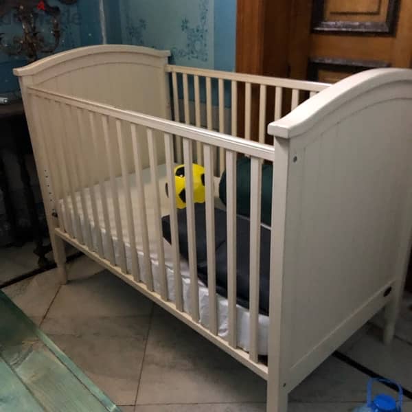 Baby crib bed like new 2