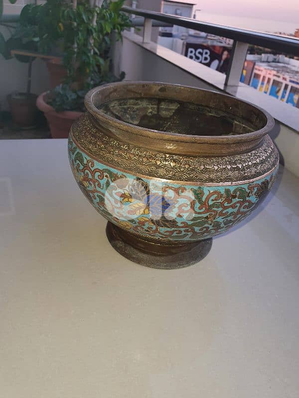 antique vase en laiton gravure avec du mina 2