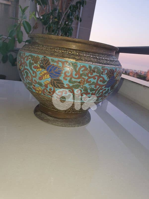 antique vase en laiton gravure avec du mina 4