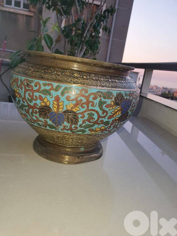 antique vase en laiton gravure avec du mina 5