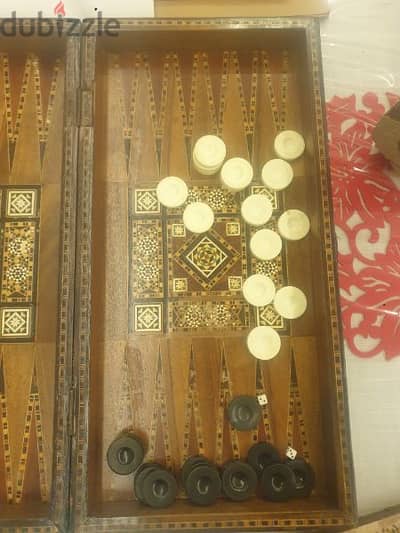 طاولة زهر خشب مع تنزيل حفر يدوي قديم،طاولة انتيك اصلية