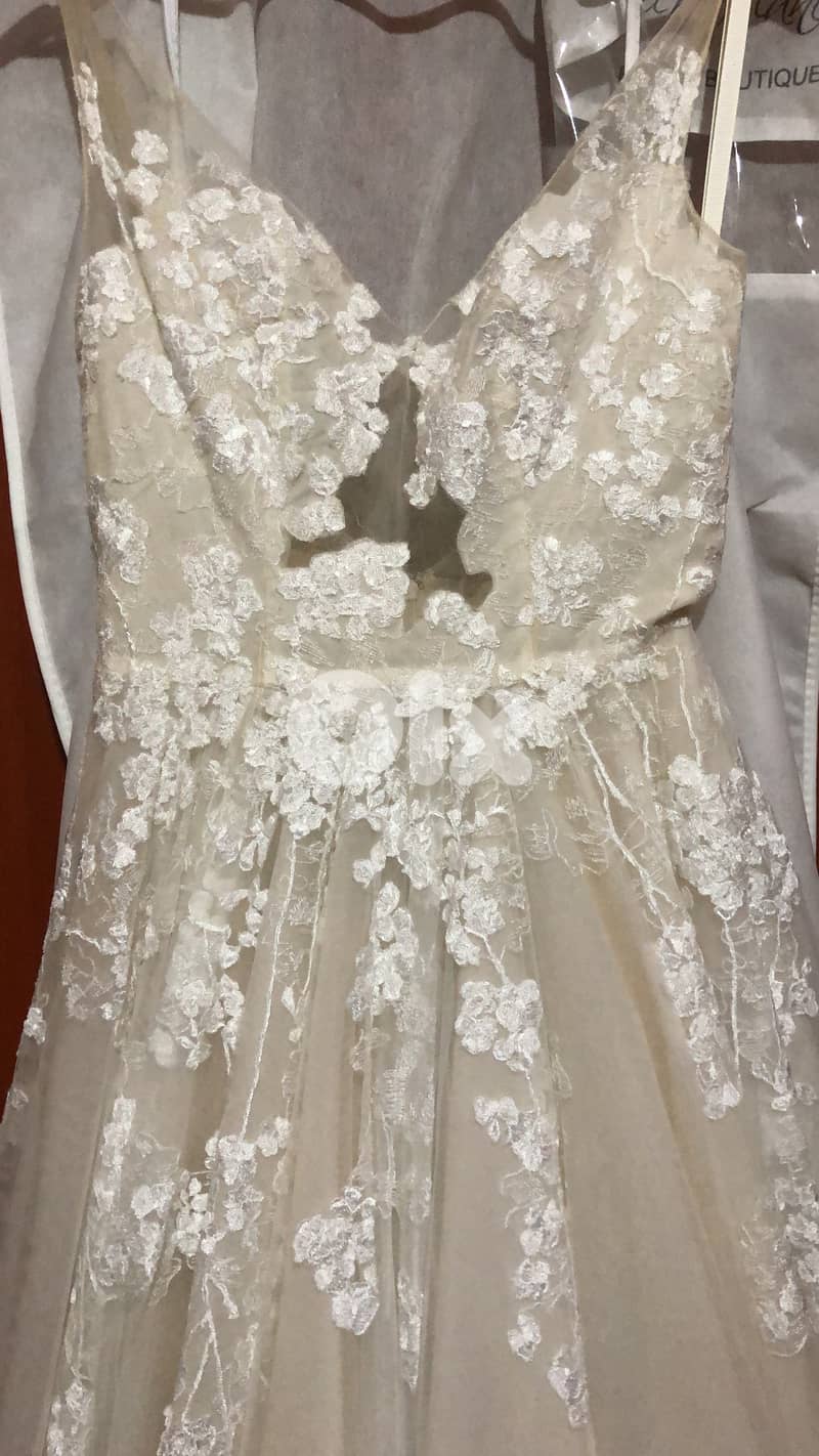 فستان زفافي من تصميم "L’Atelier Blanc"، لم يُرتدَ من قبل 0