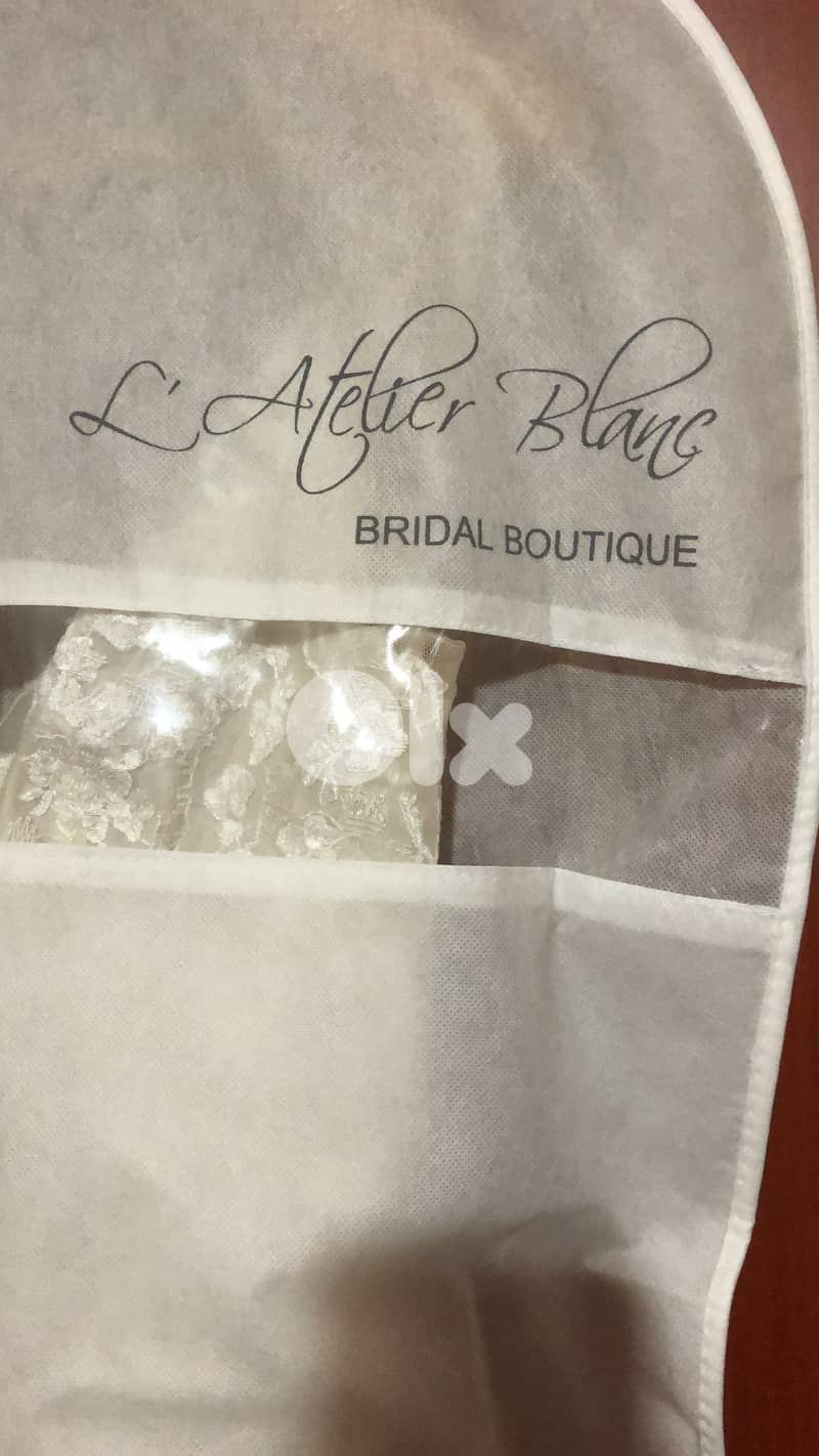 فستان زفافي من تصميم "L’Atelier Blanc"، لم يُرتدَ من قبل 2