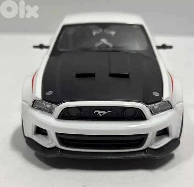 2014 Ford Mustang Street Racer diecast car model 1:24 3