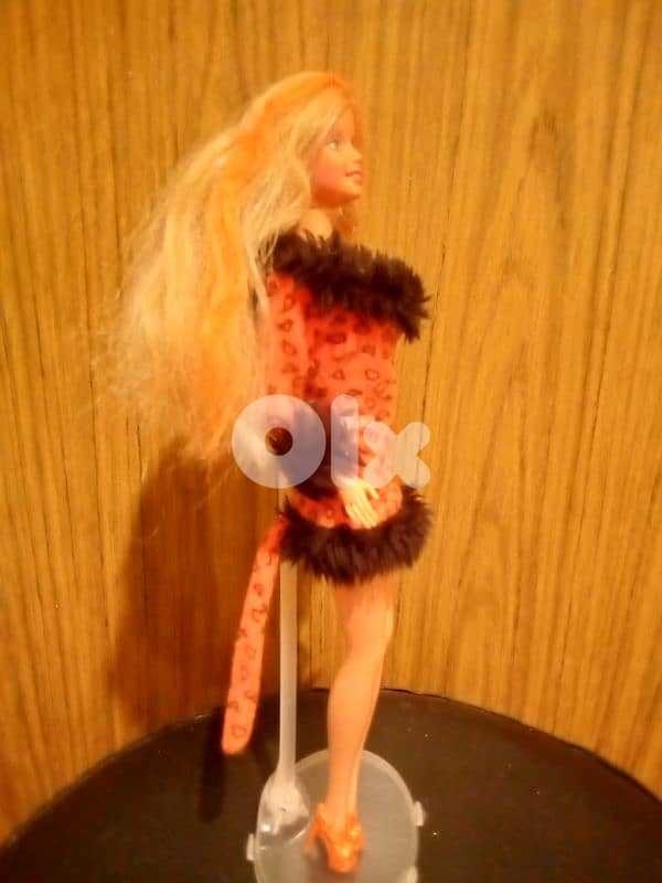 ENCHANTED HALLOWEEN Barbie 2000 Still Good doll bend legs=21$ 3