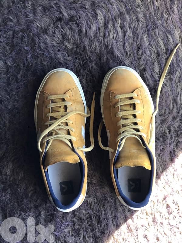 Veja Shoes size 43 . 1