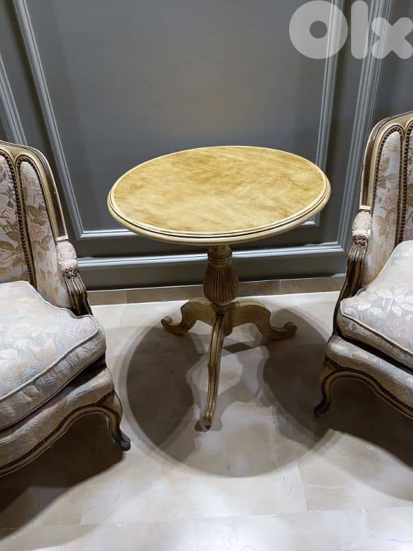 2 Vintage chairs without the table 1