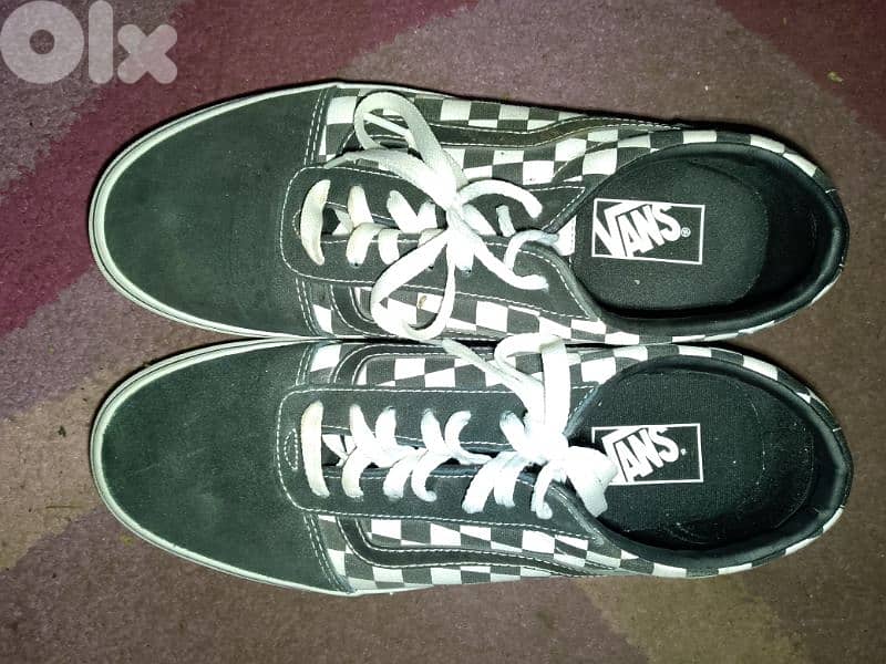 white and black converse 0