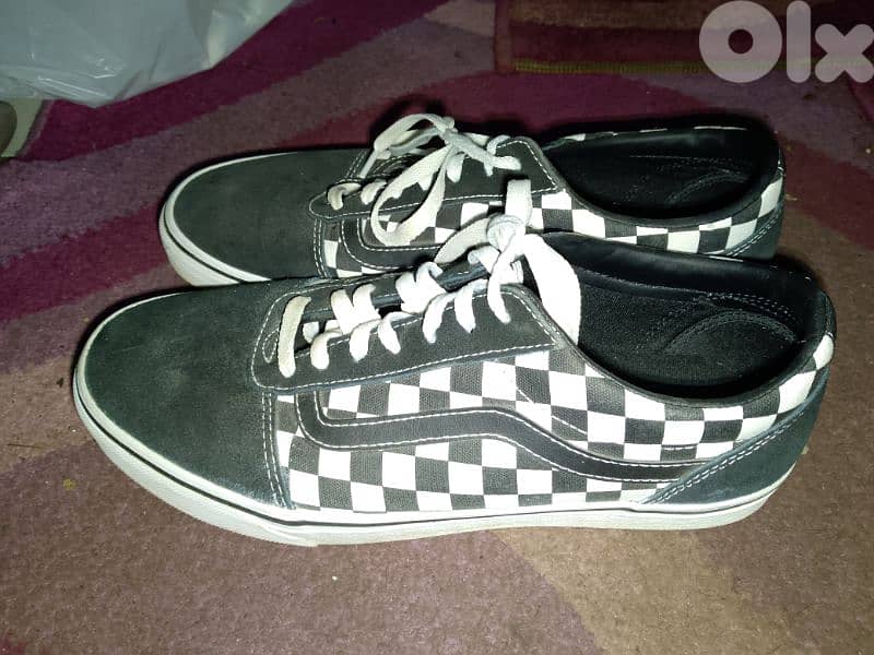 white and black converse 1