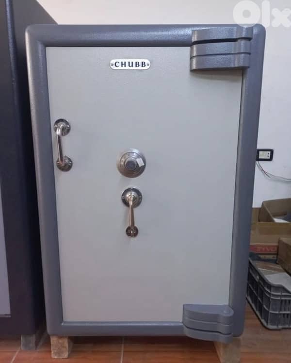 Chubb safe 1 ton made in england and jewelery machines 0