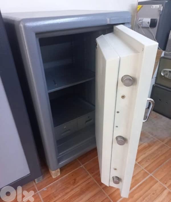 Chubb safe 1 ton made in england and jewelery machines 2