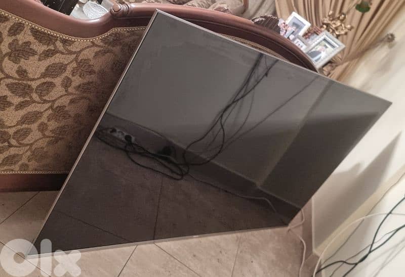 Like new Hisense TV ULED 75" 4K Smart Broken Screen 1