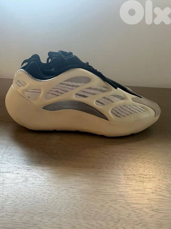 Yeezy 700 V3 Azael 0