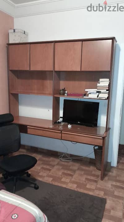 مكتبة تتضمن جلسة لمكتبين مع كرسي