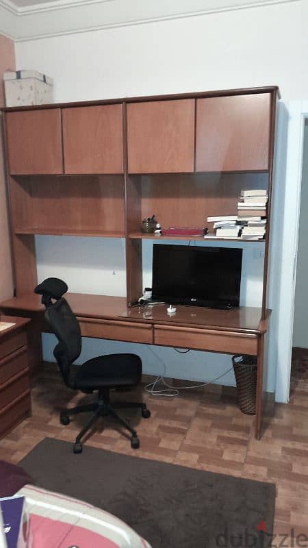 مكتبة تتضمن جلسة لمكتبين مع كرسي 1