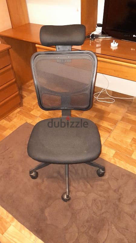 مكتبة تتضمن جلسة لمكتبين مع كرسي 2