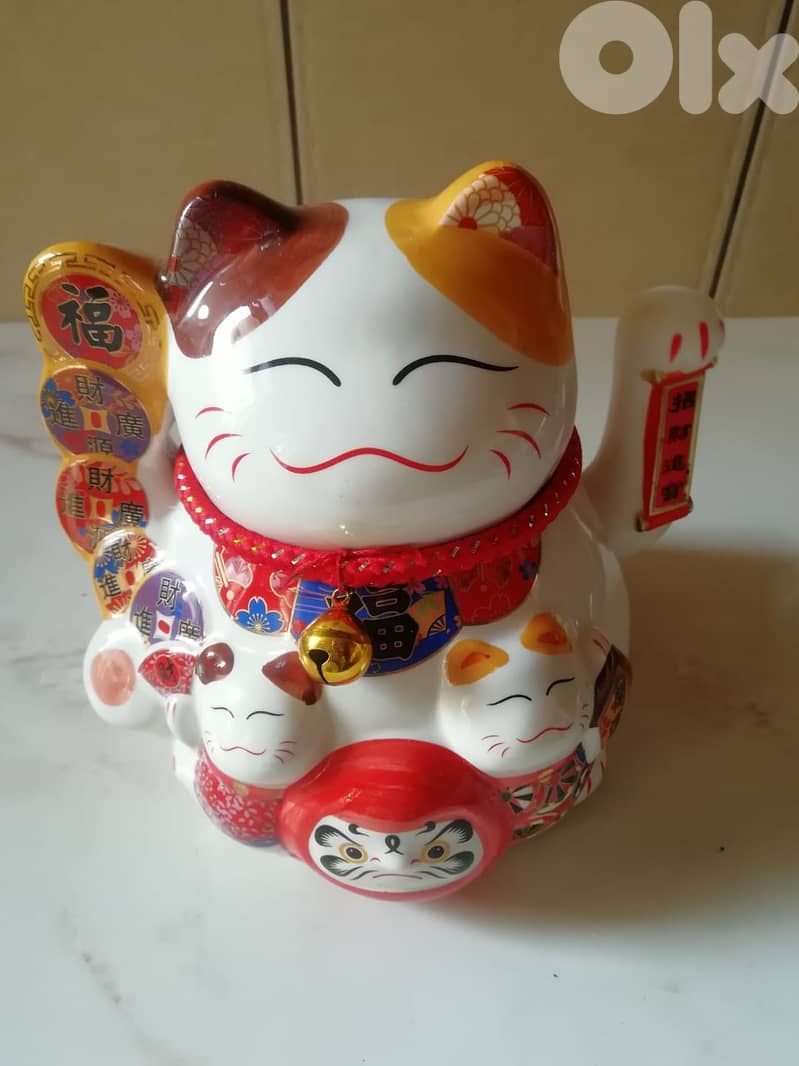 Traditional Japanese porcelain cat with waving hand works on 2 AAA ba 0