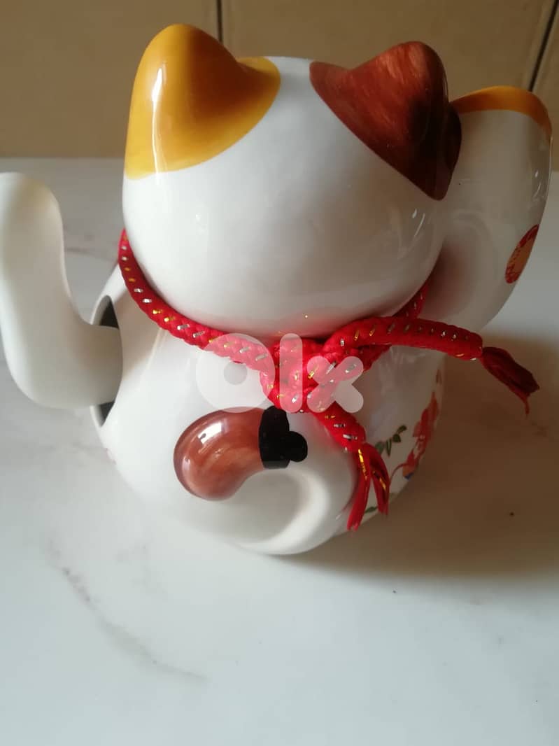 Traditional Japanese porcelain cat with waving hand works on 2 AAA ba 1