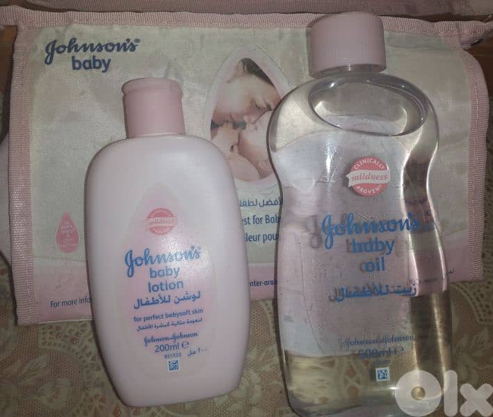coffret Jhonsons & Jhonsons 500ml oil 200ml lotion + pochet 0