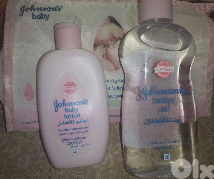 coffret Jhonsons & Jhonsons 500ml oil 200ml lotion + pochet 1