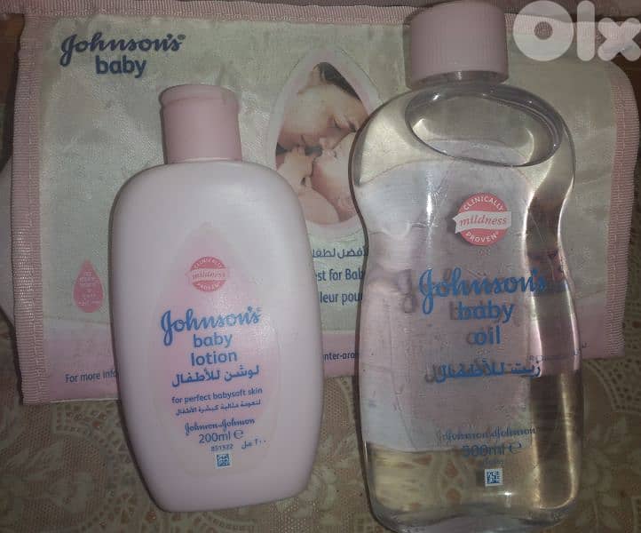 coffret Jhonsons & Jhonsons 500ml oil 200ml lotion + pochet 2
