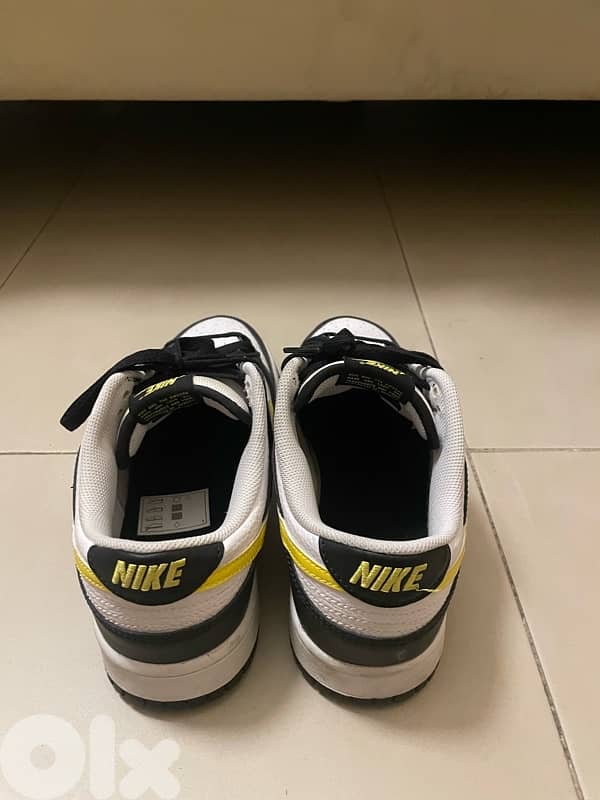 Nike Dunks Low Yellow Panda 3