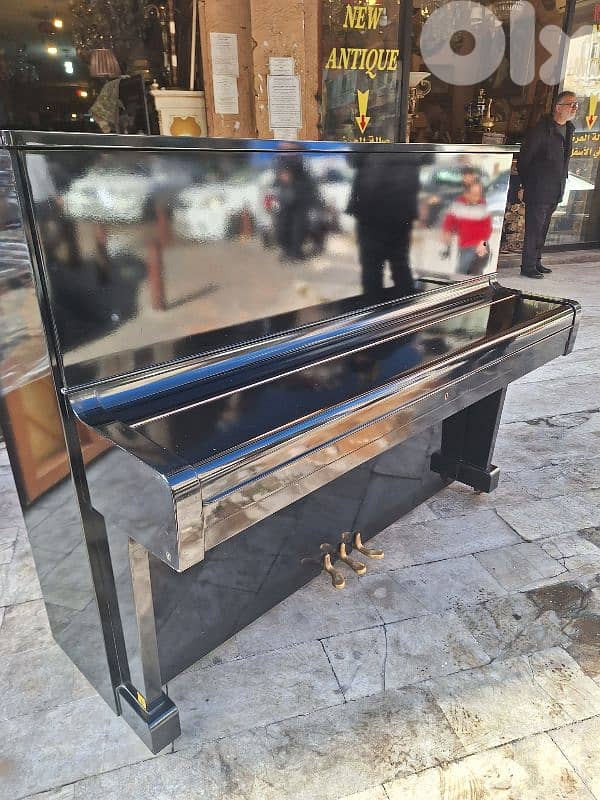 piano beautiful sound brand Yamaha 3 pedal like new 1