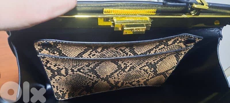 Handbag sac Fendi black. جزدان اسود 4
