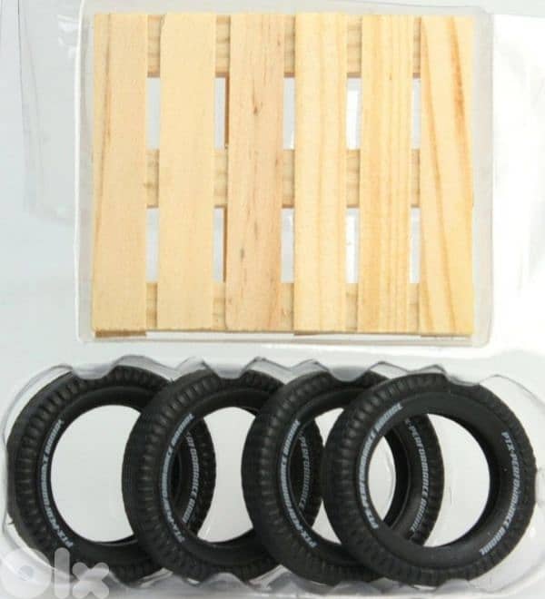 Pallet and spare tires plastic model 1/24 1