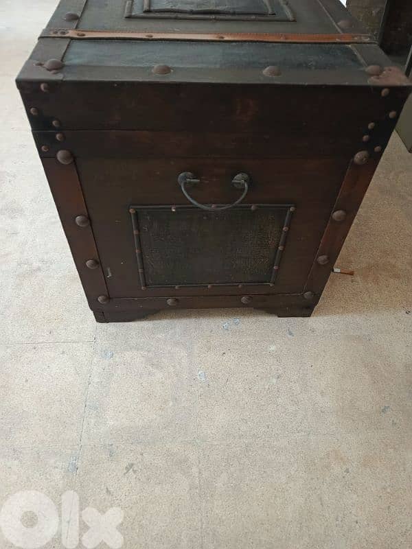 Vintage travel trunk 3