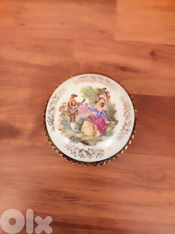 Various decorative items. 5