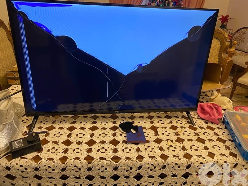 smart tv, 32 inch , broken screen , used 2 months only 3