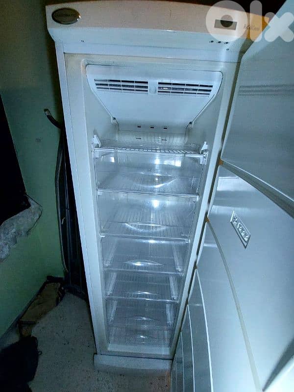 ثلاجة "فريزر" بحالة ممتازة جدا "CAMPOMATIC" 3
